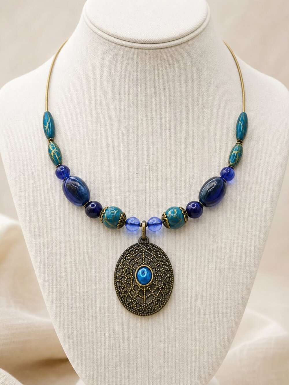 Vintage Avon Stamped NWT Teal Blue Green Wire Beaded Medallion Necklace EUC